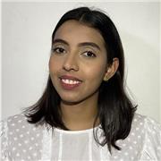 Estudiante universitaria imparte clases a niños de todas las edades